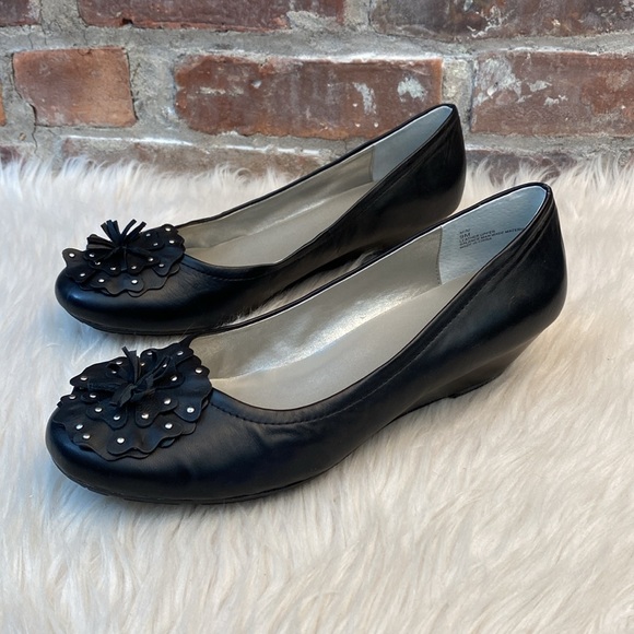 Me Too Black Leather Wedge Heels, Size 9M - Picture 5 of 15